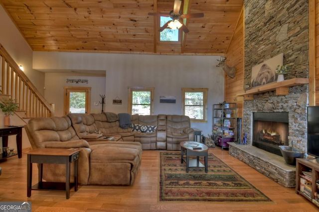 1072 Heatherwood Way, Talking Rock, GA 30175