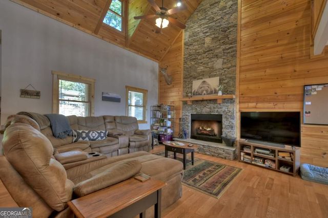 1072 Heatherwood Way, Talking Rock, GA 30175