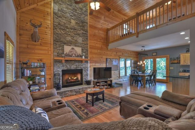 1072 Heatherwood Way, Talking Rock, GA 30175