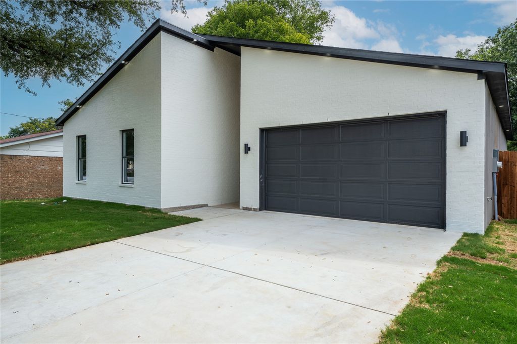 809 Singleton Street, Grand Prairie, TX 75051
