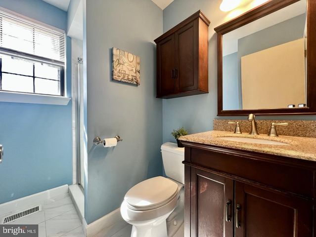 2 ASPEN RD, Sicklerville, NJ 08081