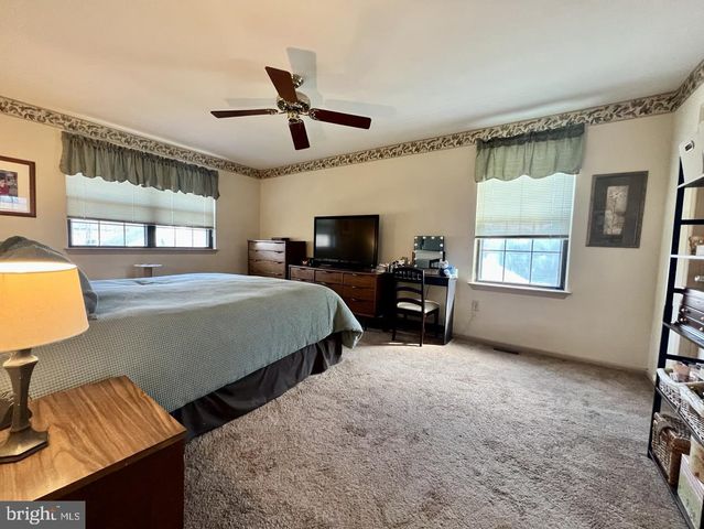 2 ASPEN RD, Sicklerville, NJ 08081
