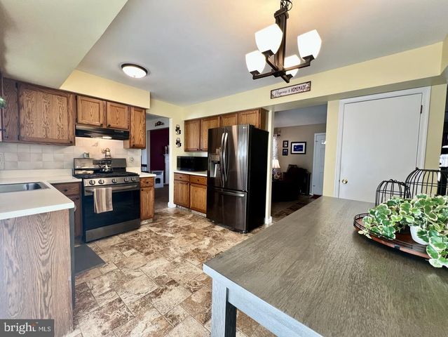 2 ASPEN RD, Sicklerville, NJ 08081