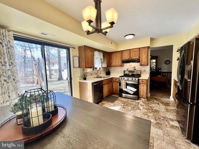 2 ASPEN RD, Sicklerville, NJ 08081