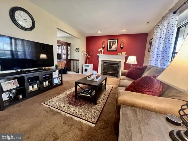 2 ASPEN RD, Sicklerville, NJ 08081