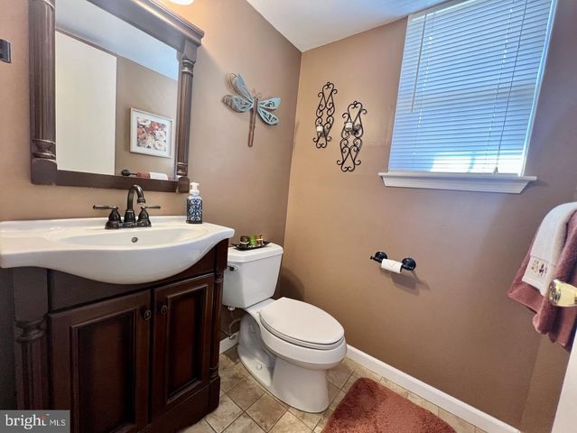 2 ASPEN RD, Sicklerville, NJ 08081