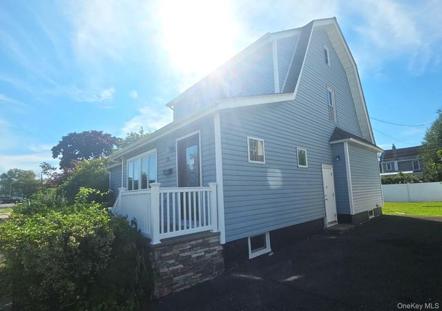 20 Laurel Road, Lindenhurst, NY 11757