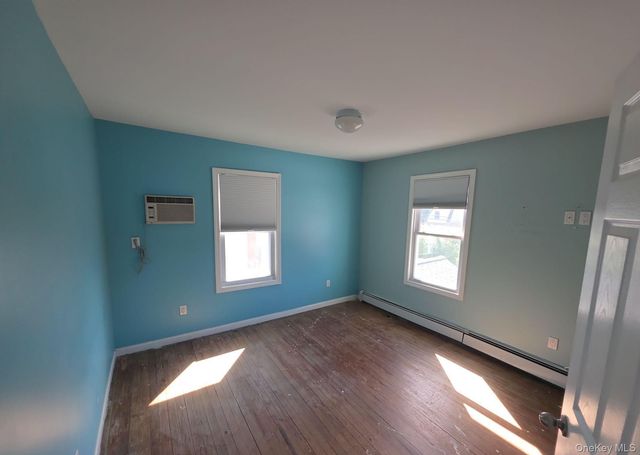 20 Laurel Road, Lindenhurst, NY 11757