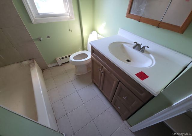 20 Laurel Road, Lindenhurst, NY 11757