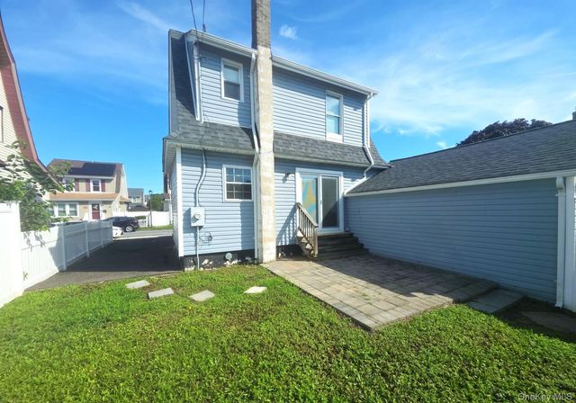 20 Laurel Road, Lindenhurst, NY 11757