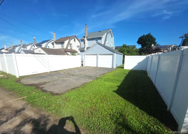 20 Laurel Road, Lindenhurst, NY 11757