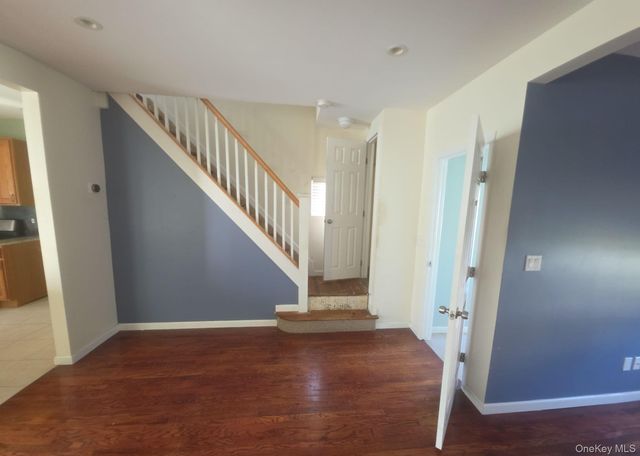 20 Laurel Road, Lindenhurst, NY 11757