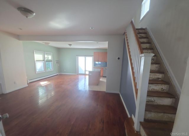 20 Laurel Road, Lindenhurst, NY 11757