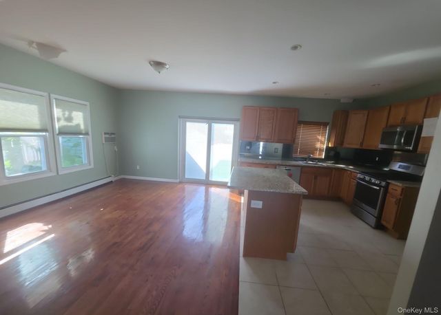 20 Laurel Road, Lindenhurst, NY 11757