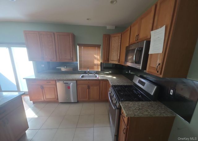 20 Laurel Road, Lindenhurst, NY 11757