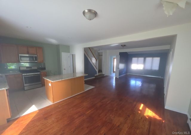 20 Laurel Road, Lindenhurst, NY 11757