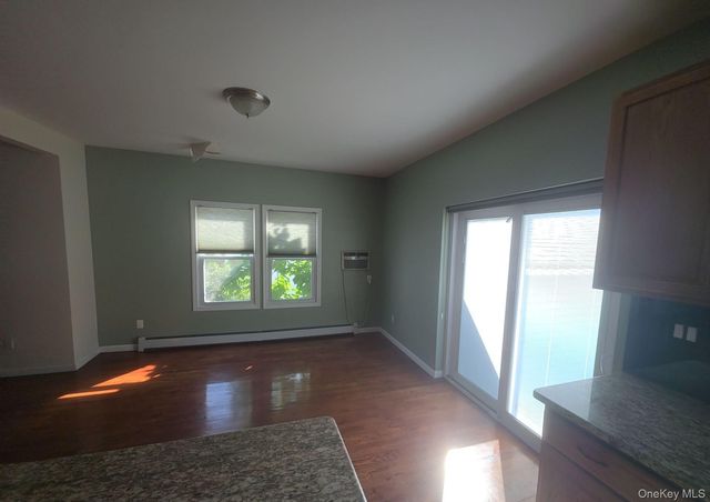 20 Laurel Road, Lindenhurst, NY 11757