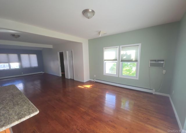 20 Laurel Road, Lindenhurst, NY 11757