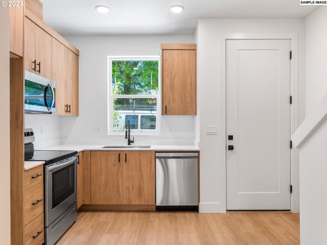 6677 N FESSENDEN St 15, Portland, OR 97203