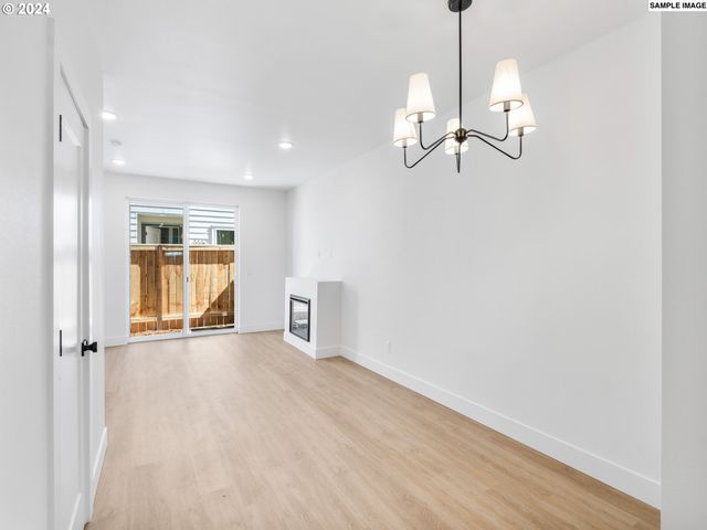 6677 N FESSENDEN St 15, Portland, OR 97203
