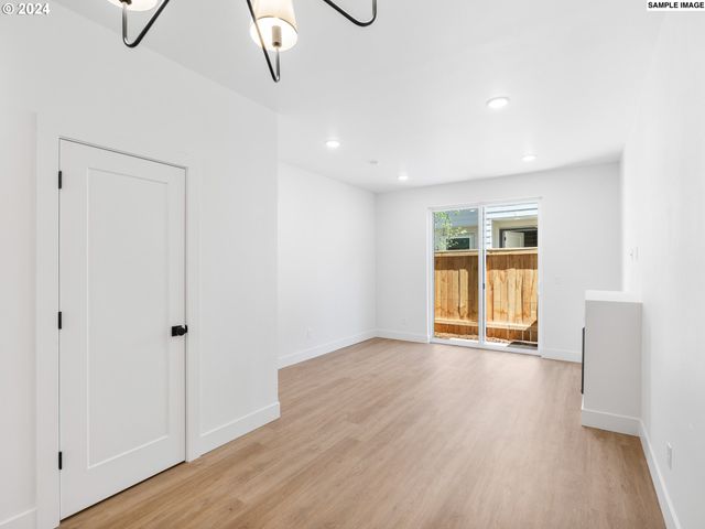 6677 N FESSENDEN St 15, Portland, OR 97203