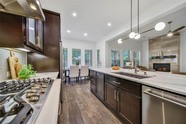 15 Corbel Point Way, The Woodlands, TX 77375