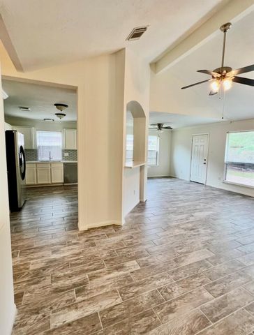 6010 Forest Plaza Court, Houston, TX 77066