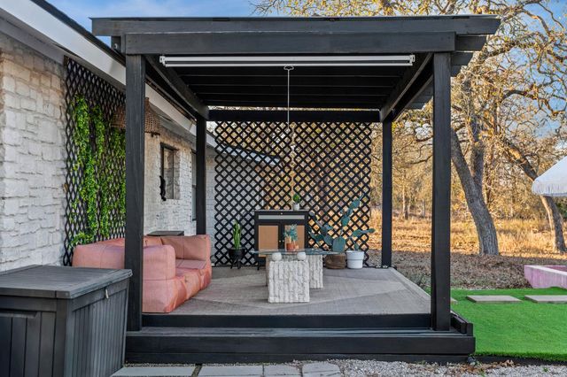 510 Thousand Oaks DR, Cedar Creek, TX 78612