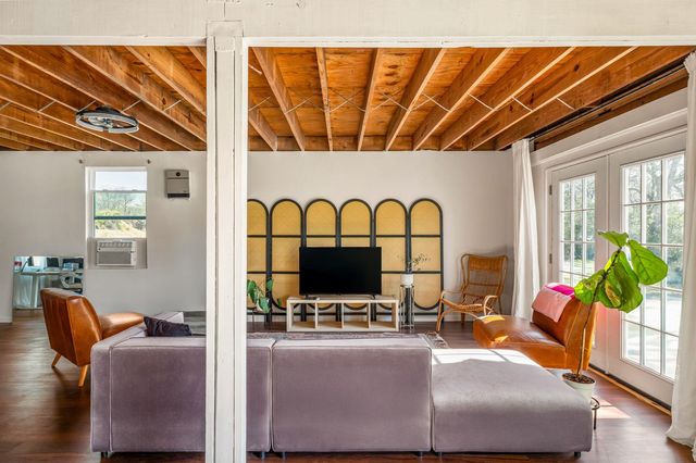 510 Thousand Oaks DR, Cedar Creek, TX 78612