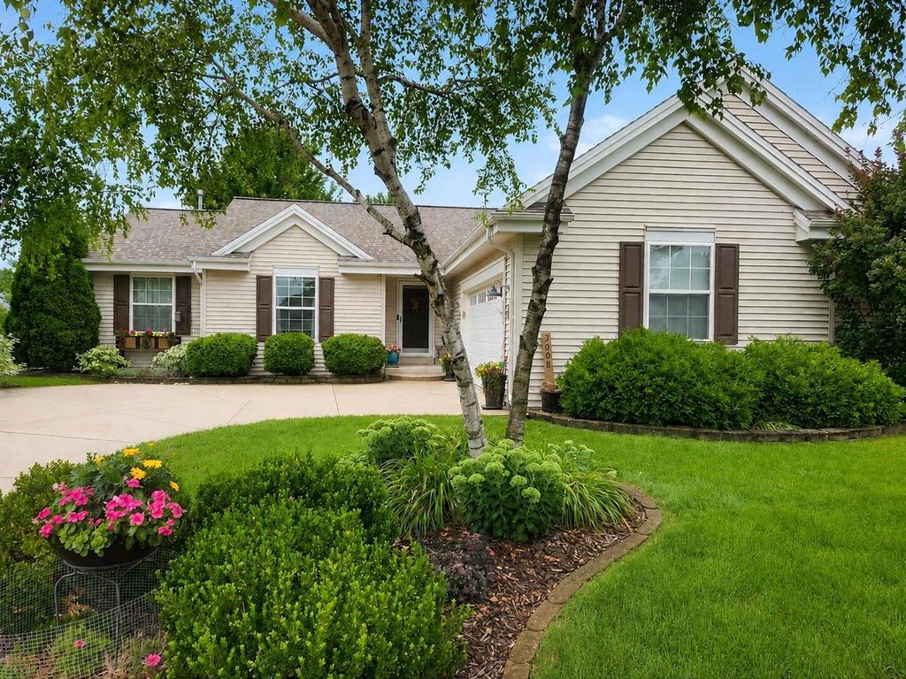 3608 Rivers Crossing DRIVE, Waukesha, WI 53189