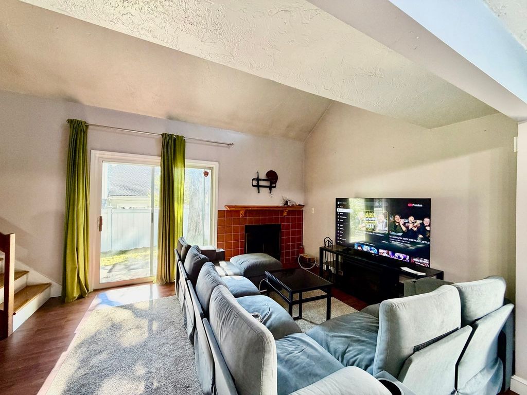 197 Lake St 15, Weymouth, MA 02189