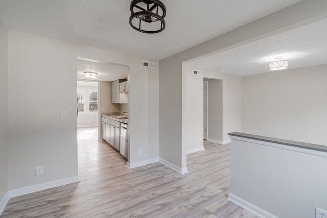 2813 Lake Forest Dr, Nashville, TN 37217