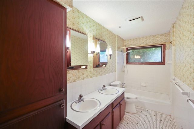 13009 Lakeview Drive, Burnsville, MN 55337
