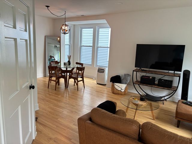1653 N Richmond Street 1, Chicago, IL 60647