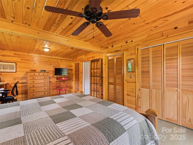 25 Tarhelia Lane, Whittier, NC 28789