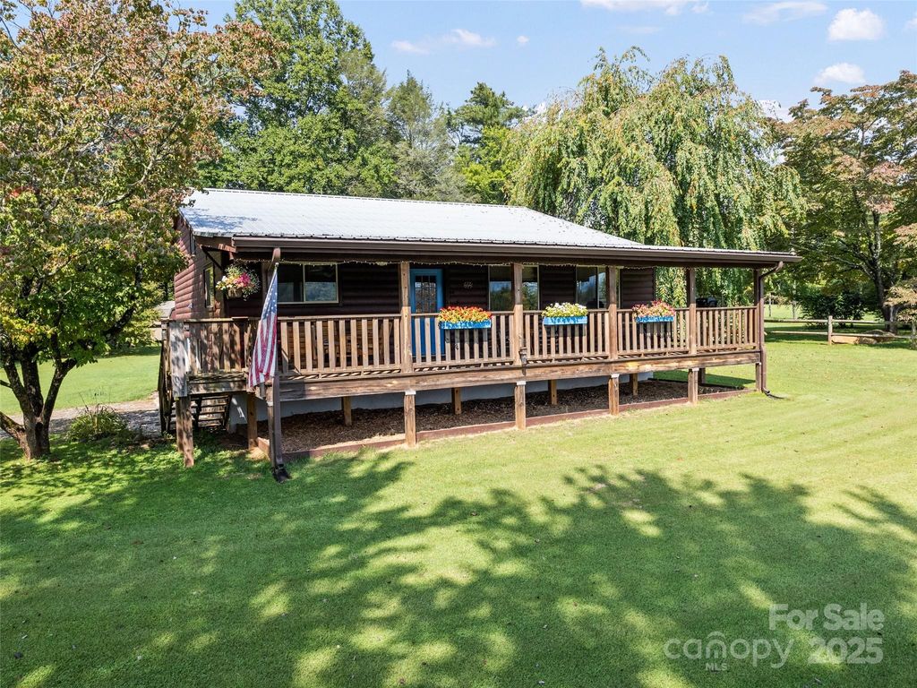 25 Tarhelia Lane, Whittier, NC 28789