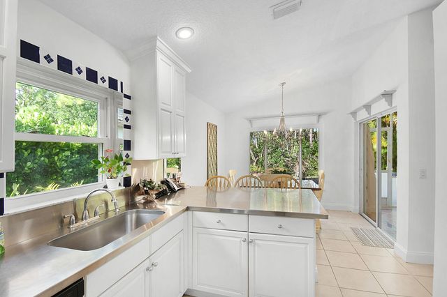 7151 SE Twin Oaks Cir, Stuart, FL 34997
