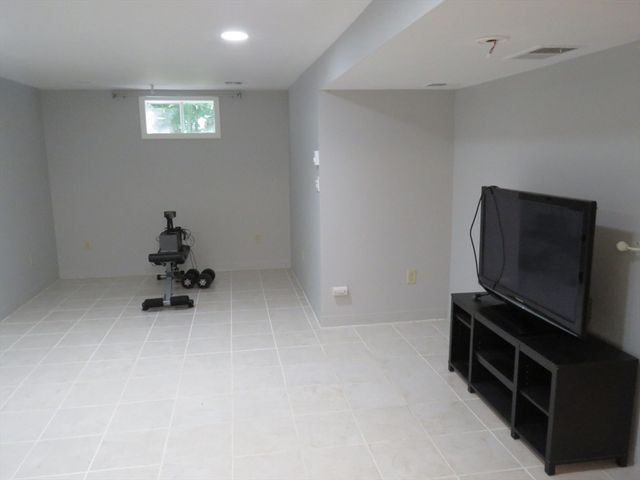 14 Willow St, Stoughton, MA 02072