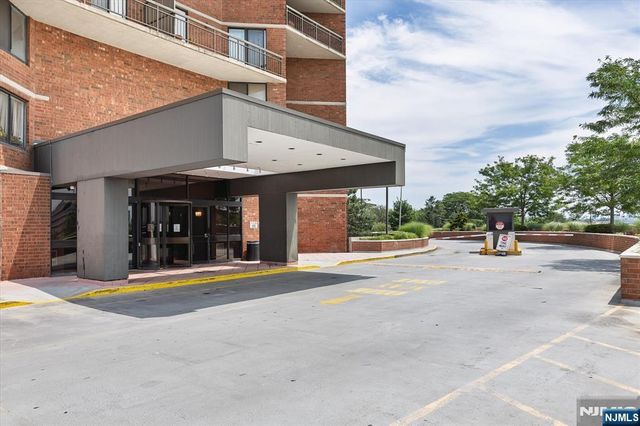 1705 Harmon Cove Tower, Secaucus, NJ 07094