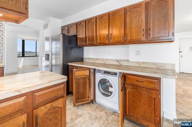 1705 Harmon Cove Tower, Secaucus, NJ 07094