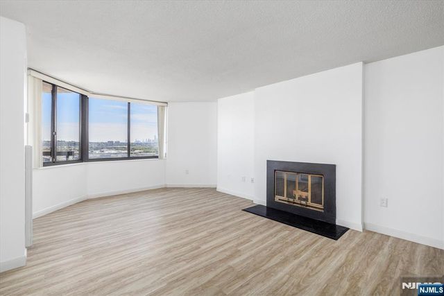 1705 Harmon Cove Tower, Secaucus, NJ 07094