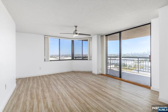 1705 Harmon Cove Tower, Secaucus, NJ 07094