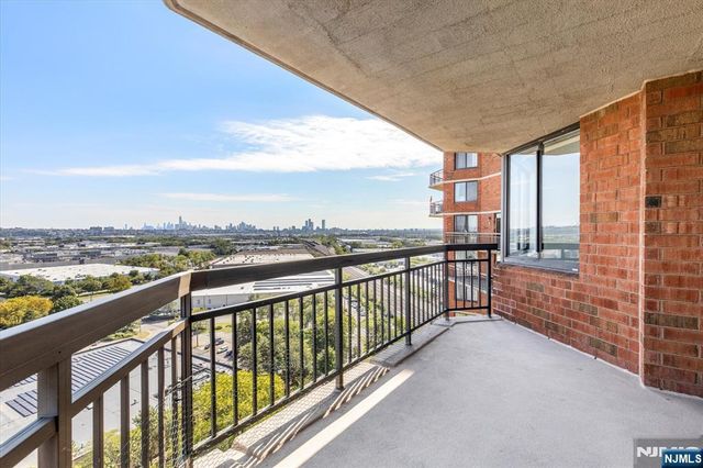 1705 Harmon Cove Tower, Secaucus, NJ 07094