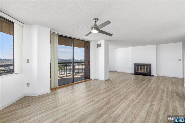 1705 Harmon Cove Tower, Secaucus, NJ 07094