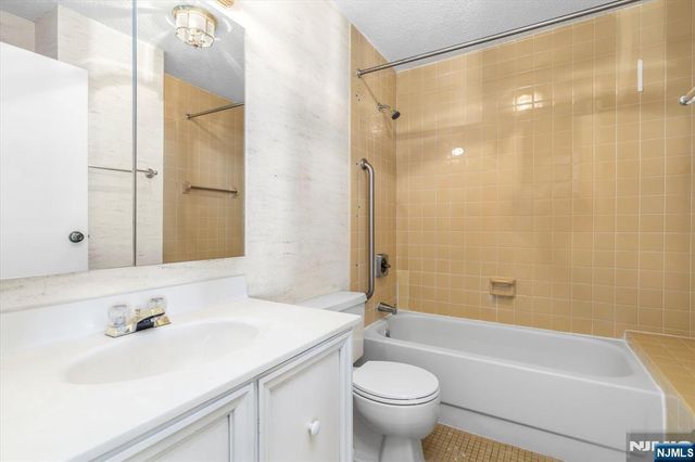 1705 Harmon Cove Tower, Secaucus, NJ 07094