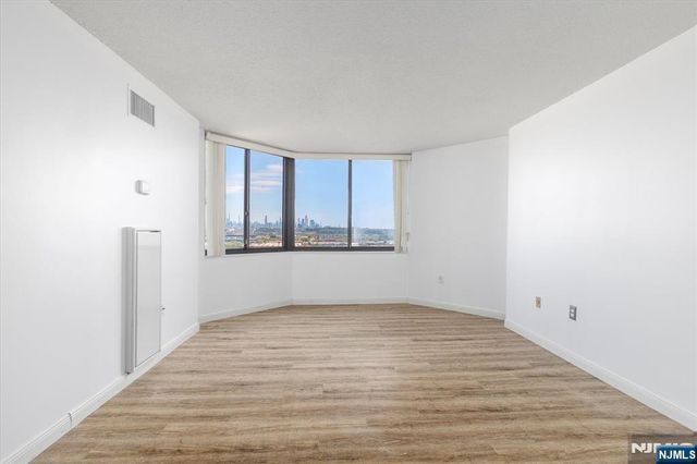 1705 Harmon Cove Tower, Secaucus, NJ 07094