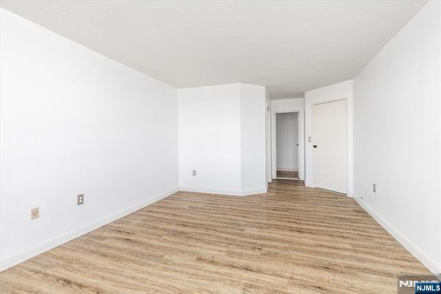 1705 Harmon Cove Tower, Secaucus, NJ 07094