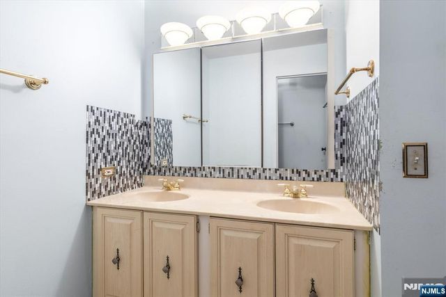 1705 Harmon Cove Tower, Secaucus, NJ 07094