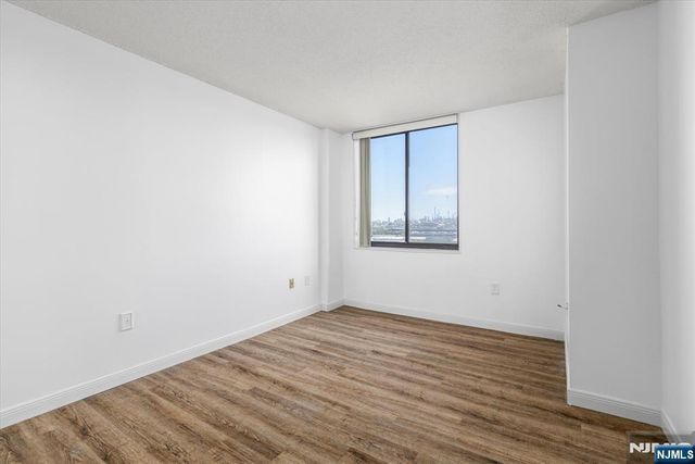 1705 Harmon Cove Tower, Secaucus, NJ 07094