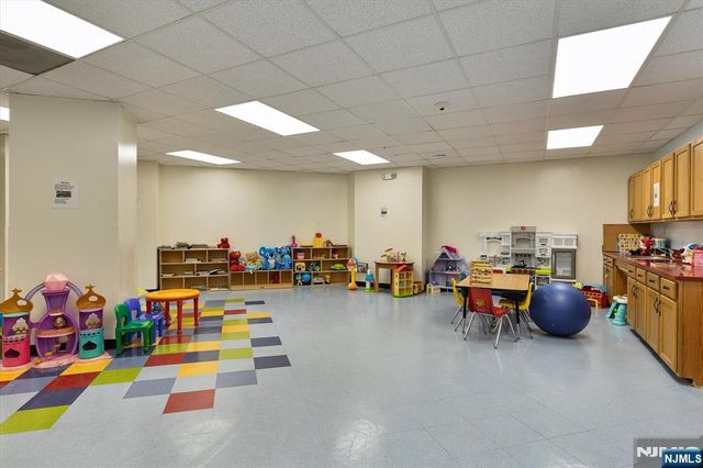 1705 Harmon Cove Tower, Secaucus, NJ 07094